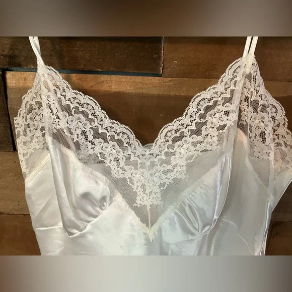 🌸Bright White Lace Trim full slip/ Nightgown - Picture 2 of 8